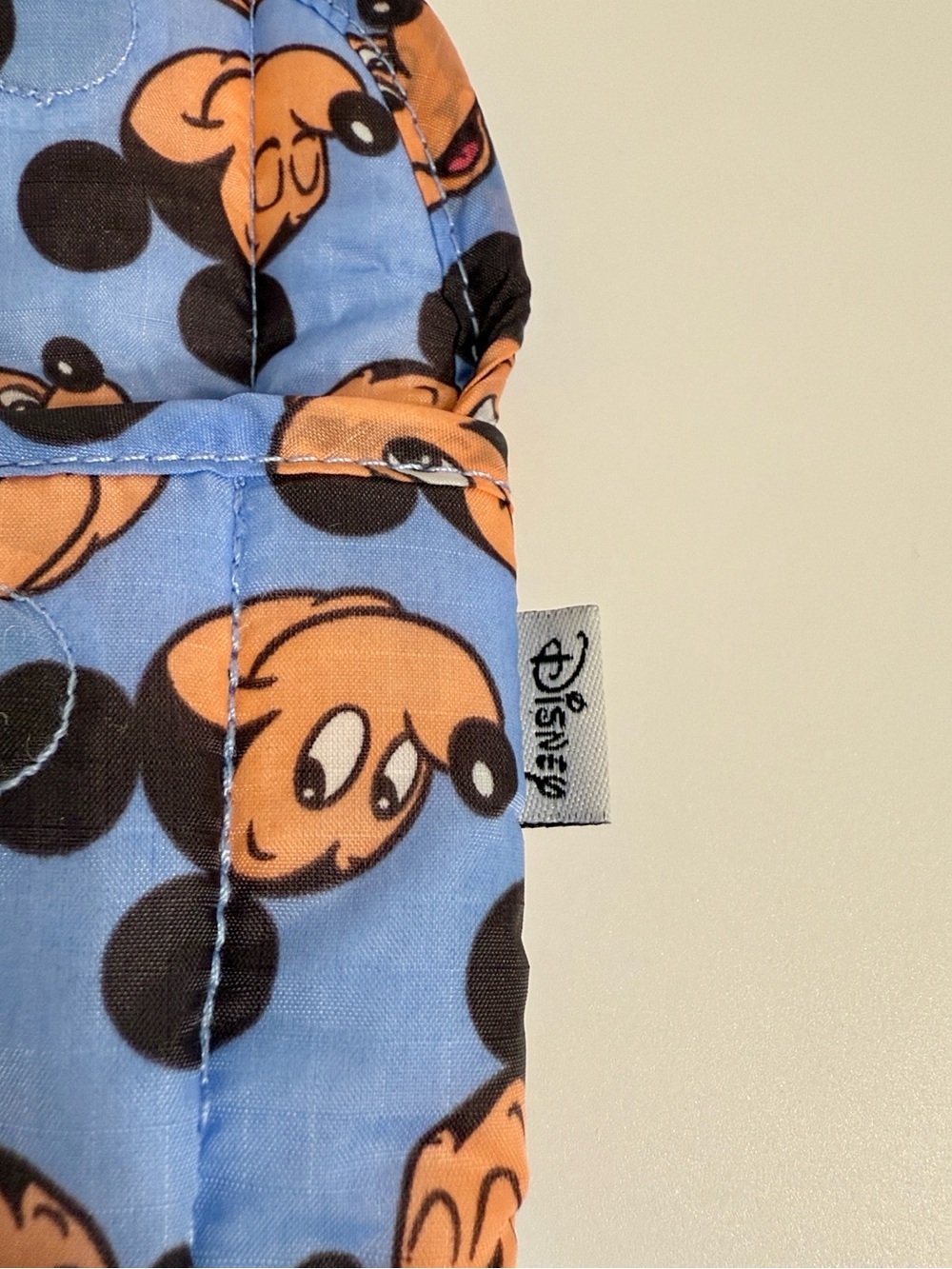 DISNEY | BAGGU Puffy Glasses Sleeve - Mickey & Friends Collection (Mickey Mouse) - Picture 5 of 6